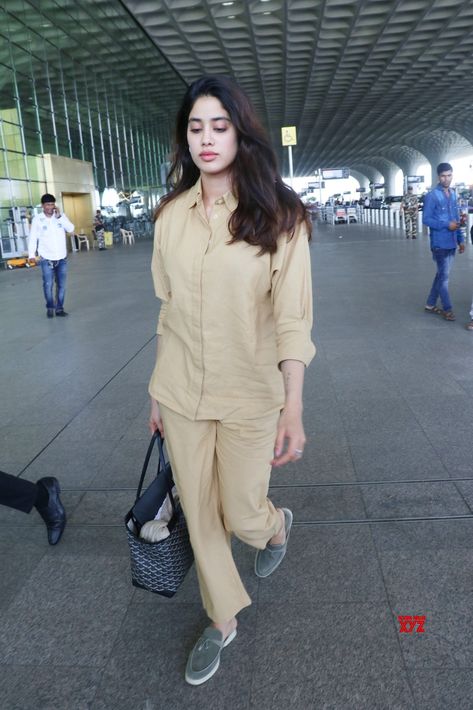 Janhvi Kapoor Street Style, Janhvi Kapoor Airport Look, Airport Looks Bollywood, Jhanvi Kapoor, Co Ords Outfits, Celebrity Casual Outfits, Janhvi Kapoor, At Airport, Airport Look