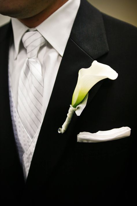 Calla Lillies Wedding, Wedding Couple Rings, Wedding Flowers White, Calla Lily Boutonniere, Calla Lily Wedding, Calla Lily Bouquet, Groomsmen Boutonniere, Lily Bouquet, White Wedding Bouquets