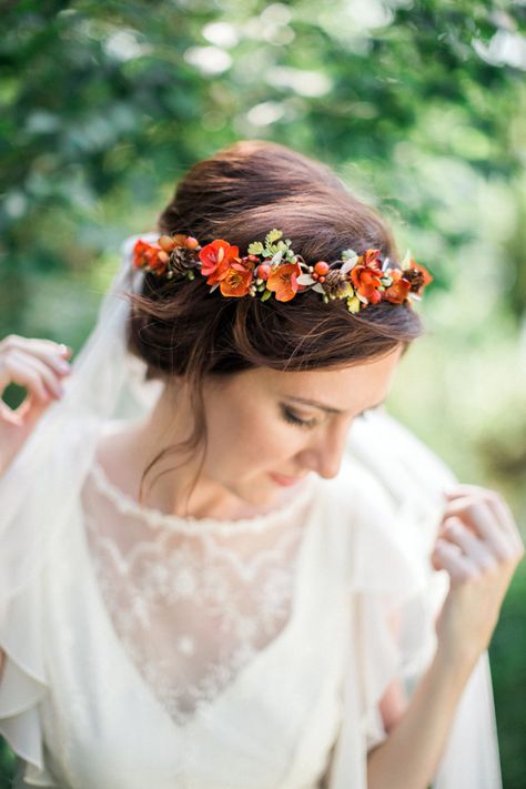 Fall Flower Crown, Autumn Hair Accessories, Săpunuri Handmade, Fall Headbands, Fall Wedding Hairstyles, Fall Wedding Color Palette, Rustic Wedding Hairstyles, Flowers In Her Hair, Autumn Bride