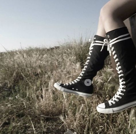 I was sitting on a fence and my Sister too a pic of this Knee High Converse Aesthetic, Knee High Converse, High Converse, Converse Boots, Outfits With Converse, Swag Shoes, A Pic, Converse All Star, My Sister