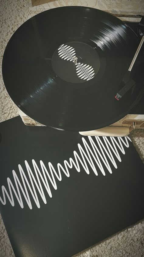 Artic Monkeys Vinyl Record, Am Record, Arctic Monkeys Vinyl Record, Vinyl Aesthetic Bedroom, Arctic Monkey Vinyl, Am Aesthetic Arctic Monkeys, Neighborhood Aesthetic Band, Saanvi Core, Soft Grunge Wallpaper