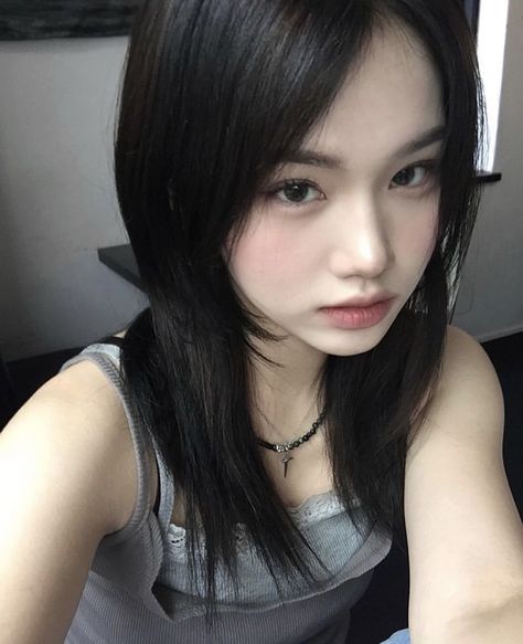 https://www.instagram.com/p/CvkA2ozJSqQ/?igshid=MzRlODBiNWFlZA== Japanese Haircut, Hair Inspiration Long, Hair Tutorials For Medium Hair, Full Hair, Aesthetic People, Cut My Hair, Hair Inspo Color, Dream Hair, Pretty Selfies