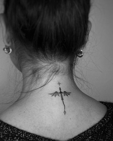 dragon on the neck 💥 Neck Dragon Tattoo, Dragon Tattoo On Neck, Dragon Neck Tattoo, Dragon Tattoo Neck, Dragon Tattoo Back, Tattoo Neck, Dragon Tattoo For Women, Back Of Neck Tattoo, Dragon Wings