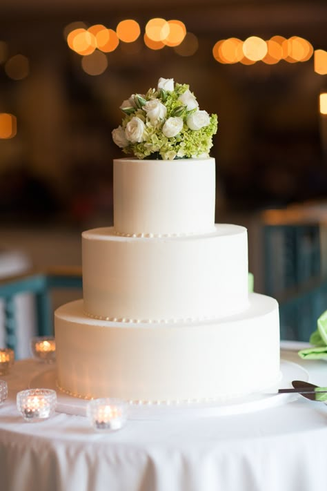 Simple white wedding cake. White butter cream wedding cake. Lime green floral topper. Plain Wedding Cakes, Cream Wedding Cakes, Wedding Cakes Elegant, Diy Wedding Cake, Fresh Flower Cake, Floral Wedding Cake, Floral Wedding Cakes, Chocolate Wedding Cake, Wedding Cake Rustic