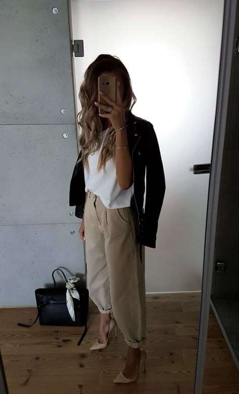 Fall Office Outfits, Look Zara, Mode Tips, Beige Outfit, Business Casual Outfits For Work, Mode Casual, Looks Street Style, Outfits Casual, Fashion 2020