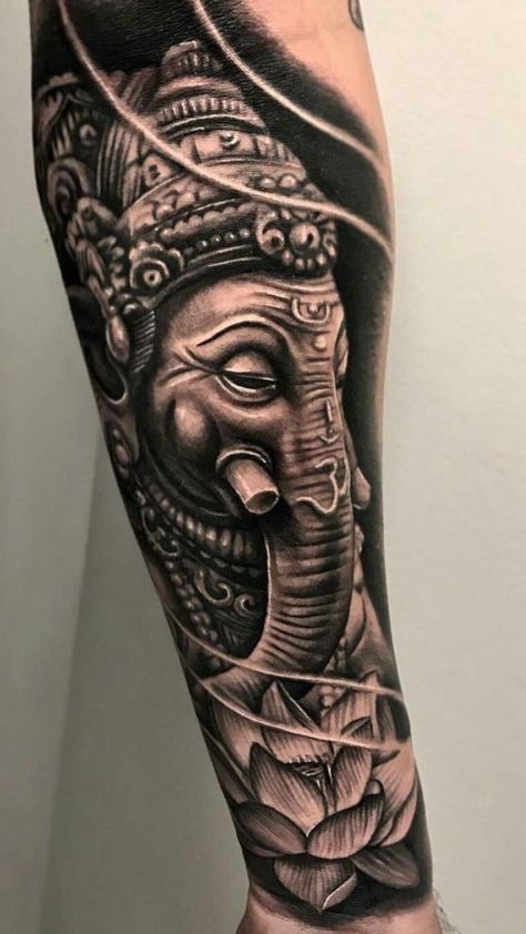 Tatuagens de braço fechado estão fazendo o maior sucesso entre o público masculino e feminino, por ser uma área maior, nos possibilita uma arte mais trabalhada e bem detalhada para essa região. Talvez seja pela exposição que ele oferece ou talvez seja pelo grande espaço que ele nos dá para fazermos a arte que quisermos. Buddha Tattoo Sleeve, Buda Tattoo, Hindu Tattoos, Ganesh Tattoo, Hindu Tattoo, Buddhist Tattoo, Black And Grey Tattoo, Buddha Tattoo Design, Buddha Tattoos