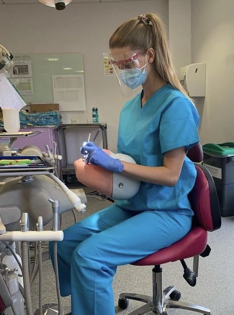 Dentist Girl Aesthetic, Dentistry Aesthetic, Medical Inspiration, Alto Voice, Female Dentist, Minions Humor, Dentist Clinic, Very Funny Gif, Medical Photography