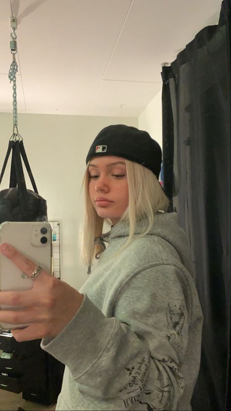 Iphone saga stq hoodie outfit fashion keps cap girl with cap blond hair light blond hair hairstyle nosering nosepiercing instagram story Women Caps Outfit, Hoodie And Cap Outfit, Girls With Caps Outfits, Fitted Caps Outfit, Cap Girl Style, Girl With Cap Aesthetic, New Era Cap Outfit Woman, Outfits With Caps For Women, Girls Wearing Caps