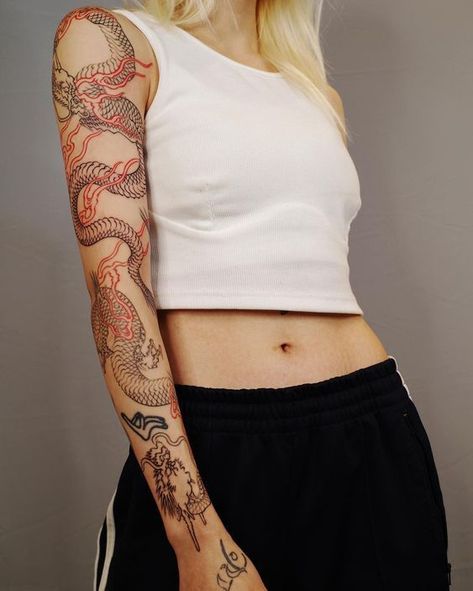 Tattoos On Girls, Voll Arm-tattoos, Girls With Sleeve Tattoos, Dragon Tattoo For Women, Full Arm Tattoos, Red Ink Tattoos, Japanese Sleeve Tattoos, Red Tattoos, Stylist Tattoos