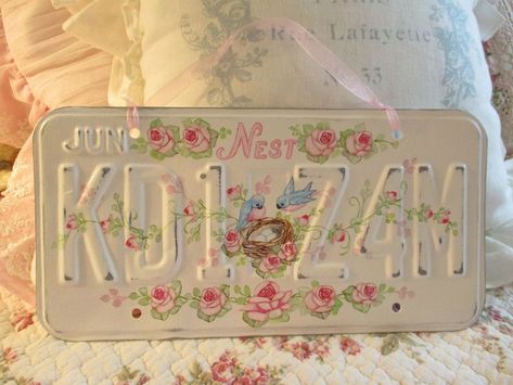 Shabby Chic Hand Painted Vintage License Plate Plates Crafts, Shabby Chic Furniture Painting, License Plate Crafts, Shabby Chic Decor Vintage, Shabby Chic Accessories, Shabby Chic Decor Diy, Shed Interior, Vintage License Plates, Lover Girl