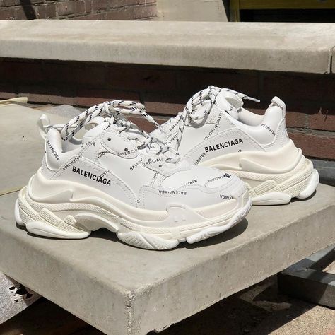 DE RODE LOPER SCHOENEN on Instagram: “#BALENCIAGA ALLOVER LOGO #TRIPLES SNEAKER €795 #WOMEN #FW20  For more Balenciaga https://www.derodeloper.com/dames/balenciaga  #stylegram…” Boots Converse, Fashion Paris, Balenciaga Triple S, Trainers Women, Mens Trainers, Sneaker Head, Wedding Sneaker, Paris France, Insta Fashion