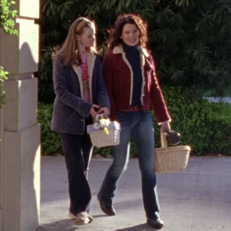 Lorelai Gilmore Skirt, Lorelai Gilmore Season 1, Lorelai Gilmore A Year In The Life, Lorelei Gilmore Outfits, Season 1 Lorelai Gilmore, Lorelai Gilmore Smiling, Lorelei Gilmore Season 1, Lorelei Gilmore, Gilmore Girls Outfits