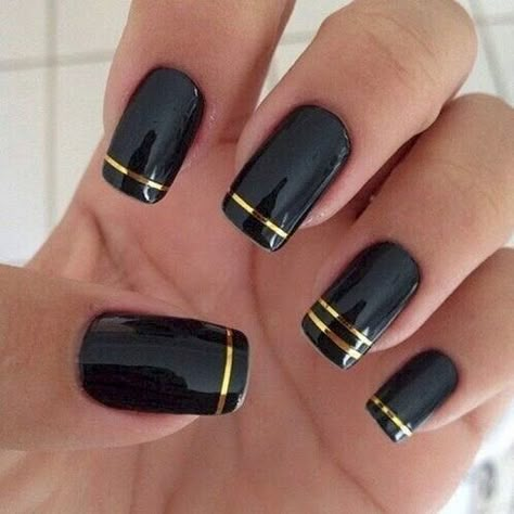 22 Black Nails That Look Edgy and Chic - Elegant gold striped nails. Edgy Nail Art, Black Gold Nails, Black Manicure, Elegant Manicure, Black Nail Art, Edgy Nails, Black Gold Jewelry, Lines On Nails, Gold Nail