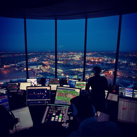 Night flight - Heathrow Airport at night - the world's busiest two runway airport pic.twitter.com/AtnKdwAh2U Airport Tower, Airport Aesthetic, Airplane Photography, Control Room, Night Flight, Air Traffic Control, Heathrow Airport, Industrial Photography, Heathrow