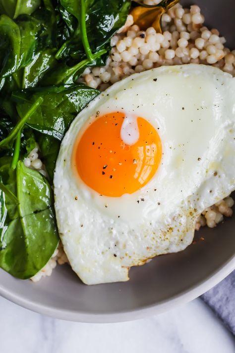 Couscous Breakfast, Garlic Couscous, Breakfast Bowl Egg, Breakfast Bowls Recipe, Raw Spinach, Healthy Breakfast Bowls, Healthy Eggs, Egg Recipes For Breakfast, Veggie Bowl