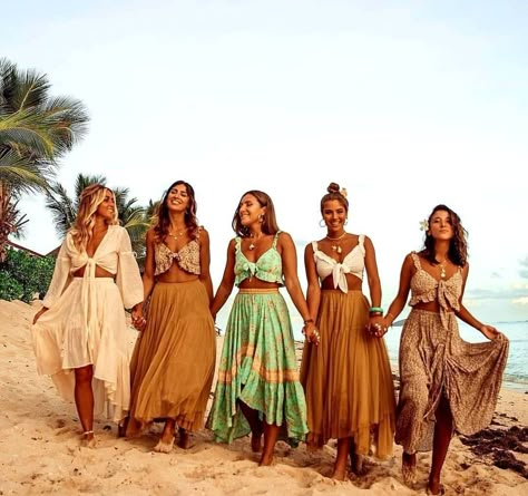 Beach Pictures Outfits, Family Beach Pictures Outfits, Beach Picture Outfits, Foto Best Friend, Coachella Looks, Ruffled Feathers, Chasing Unicorns, Maxi Skirt Set, Family Beach Pictures