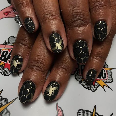 Hexagon Nail Art, Black Bee Nails, Queen Bee Nails Design, Bumblebee Nails Honey Bees, Bee Hive Nails, Queen Bee Nails, Honeycomb Nail Art, Beehive Nails, Honey Nails Design