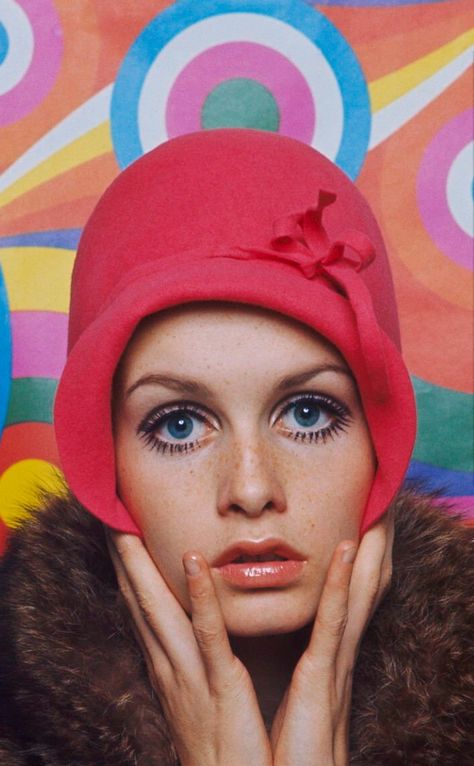 60s Hats Women, Twiggy Photoshoot, Twiggy Aesthetic, 60s Portrait, 1960s Culture, 1960s Photoshoot, Sixties Aesthetic, 60s Editorial, Twiggy 1960s