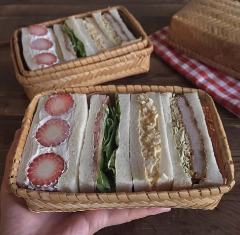 Picnic Food Ideas Japanese, Sando Bento, Bento Food Ideas, Aesthetic Lunches, Aesthetic Sandwich, Japanese Picnic, Bag Lunch Ideas, Bento Sandwich, Cute Lunch Ideas