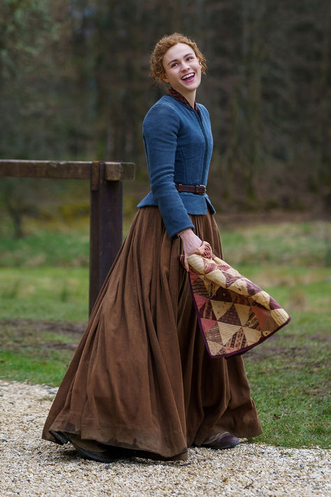 Sophie Skelton (Brianna MacKenzie) behind the scenes on the set of Outlander Season 7. Brianna Mackenzie, Outlander Brianna, Outlander Clothing, Outlander Season 7, Zooey Deschanel Style, Outlander Style, Sophie Skelton, Fairytale Dress, Classy And Fabulous