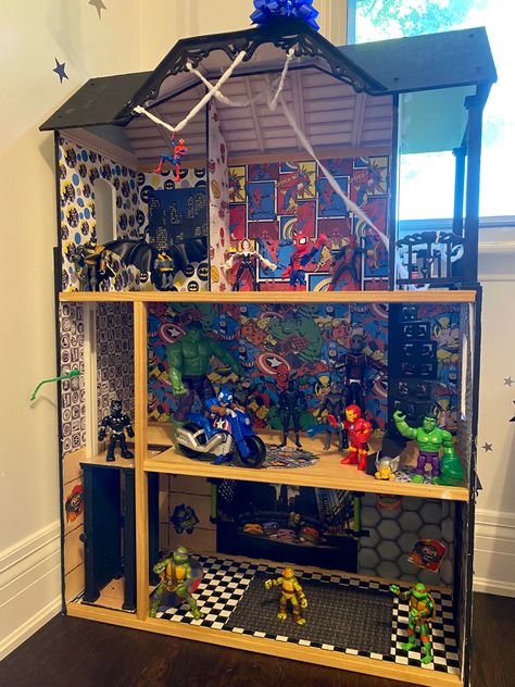 Diy Superhero Dollhouse, Boys Dollhouse Diy, Boys Dolls House Ideas, Superhero Dollhouse, Avenger Room, Boys Dollhouse, Marvel Boys Room, Superhero House, Toddler Dollhouse