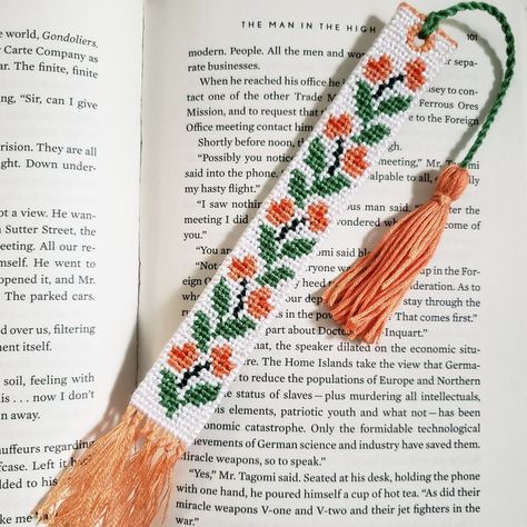 Pattern #103720 Bookmark is by z3w1ly on BB. Check it out. #braceletcommunity #friendshipbracelets #threadbracelets #knotting #handmade #floralbookmark #floral #tulip #booklover #floralist #braceletbook #handmadejewelry #instacrafts #jewelry #threadbracelets #knots #knottedbracelets #wishbracelet #floss #wovenbracelet #friendshipbracelet #embroidery #aesthetic #diy #yarnbracelet #fenechki #alphapatterns #handmade #macrame #ミサンガ #キーホルダー Free Crochet Bookmark, Bookmark Crochet Tutorial, Bookmark Easy, Embroidery Floss Bracelets, Floss Bracelets, Bookmark Crochet, Leaves Garland, Bookmark Pattern, String Bracelet Patterns