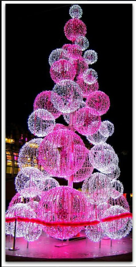 Christmas Light Balls, Pink Christmas Tree Decorations, Outdoor Christmas Tree Decorations, Outside Christmas Decorations, A Pink Christmas, Outdoor Christmas Tree, French Christmas, Alternative Christmas Tree, Xmas Lights