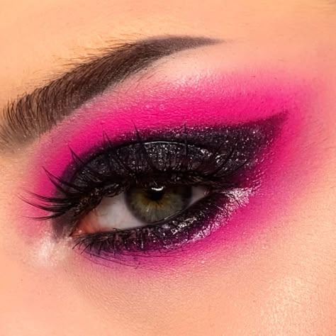 Pink And Black Halloween Makeup, Pink Dramatic Makeup, Pink Scene Makeup, Pink Witch Makeup, Goth Pink Makeup, Dark Pink Eye Makeup, Pink And Black Smokey Eye, Pink Emo Makeup, Draculaura's Closet