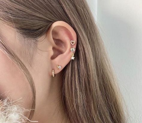 Small Ear Styling, Minimalist Piercings Ear, Minimalistic Ear Piercings, Piercings Ear Aesthetic, Piercings Oreja Aesthetic, Minimalist Ear Piercings Ideas, Aesthetic Ear Piercings, Minimalist Ear Piercings, Motorcycle Couple