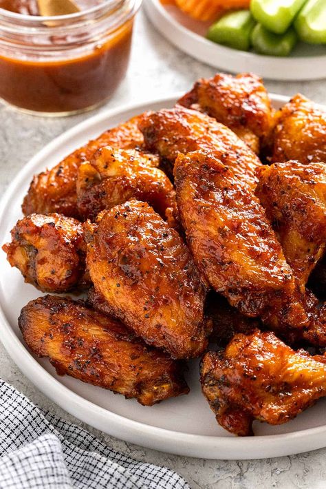 Get ready for a finger-licking good time with these BBQ chicken wings! Perfectly baked and smothered in barbecue sauce. Tuscan Rice, Barbeque Wings, Fourth Of July 2023, Emma Food, Bowl Dinners, Baked Bbq Chicken Wings, Barbecue Wings, Wings Buffalo, Bbq Chicken Wings Recipe