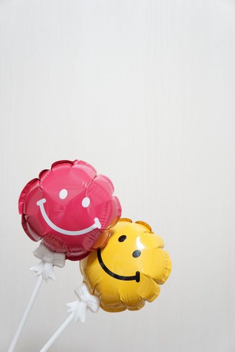 Smiley Balloon, Christmas Screen Savers, Smile Illustration, Sinchan Wallpaper, Sunset Quotes Instagram, Hype Wallpaper, Best Nature Wallpapers, Strawberry Bear, Happy Wallpaper