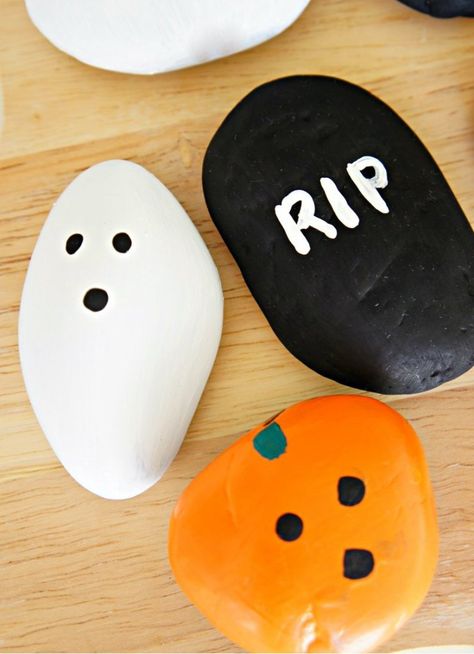 Ladybug Rocks, Northern Lights Painting, Painting Halloween, Beautiful Halloween, Rock Flowers, Paint Rocks, Dollar Store Halloween, Halloween Rocks, Painted Rocks Kids