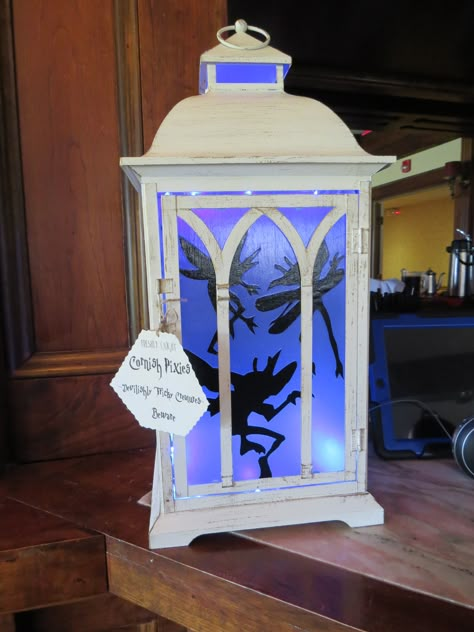 Saw this idea with a mason jar but thought this lantern took it to the next level. Harry Potter Cornish Pixies Lantern Diy Harry Potter Decor, Harry Potter Motto Party, Harry Potter Birthday Decorations, Harry Potter Weihnachten, Baby Harry Potter, Mason Jar Fairy Lights, Harry Potter Christmas Decorations, Harry Potter Halloween Party, Cumpleaños Harry Potter