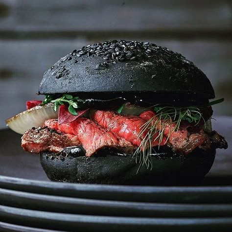 Chefsplateform on Instagram: “Burger! 🍔 • BLACK BURGER •⁣  ⁣By 👨🏻‍🍳@rasmus__kjaer⁠ via @forksnroses   📸:⁣ @fotograf_rene_riis  —————————— Follow📌 @chefsplateform_ for…” Halloween Fine Dining Food, Halloween Fine Dining, Goth Food, Bad Burger, Beef Cuts Chart, Gastronomic Food, Sea Club, Black Burger, Catering Buffet