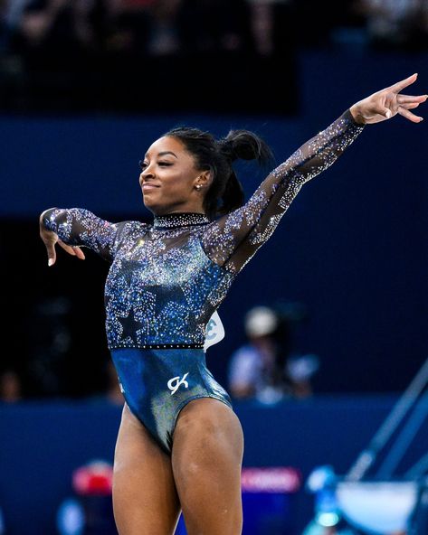 Led by the most accomplished gymnast in history, @SimoneBiles, the American artistic gymnastics team has emerged as the favorite in today's Olympic final. Since her withdrawal from the last #OlympicGames in Tokyo, Simone Biles had taken a step back to focus on her mental health. Now, more prepared than ever with an anticipated return, dressed in a sparkling, almost holographic leotard adorned with crystals, she qualified brilliantly and is ready to shine like her uniform, aiming for gold onc... Olympics 2024, Gymnastics Team, Madame Figaro, Sport Gymnastics, Artistic Gymnastics, Simone Biles, Snoop Dogg, Olympic Games, Leotards