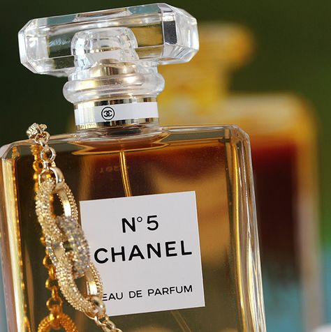 Channel No5, Priscilla Aesthetic, Chanel Perfumes, Chanel Fragrance, Perfume Art, Chanel N° 5, Luxury Perfumes, Fruit Infused Water Bottle, Phone Camera Lens