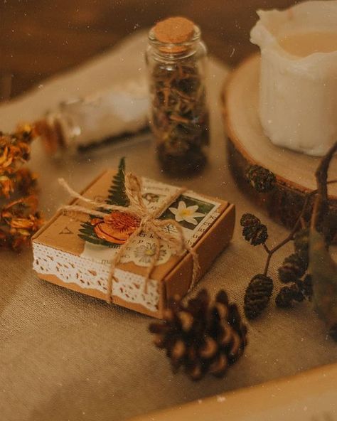 Candle Photography Ideas, Vintage Still Life, Hufflepuff Aesthetic, Packing Gift, Candles Photography, Cosy Winter, Small Cottage, Flat Lay Photography, Cottagecore Aesthetic