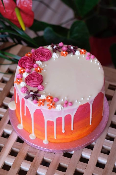 Ombre Flower Cake, Sunrise Cake Design, Sunset Cake Design, Cake With Piped Flowers, Ombre Cake Frosting, Drip Cake With Flowers, Sunrise Cake, Sprinkle Drip Cake, Sunset Cake