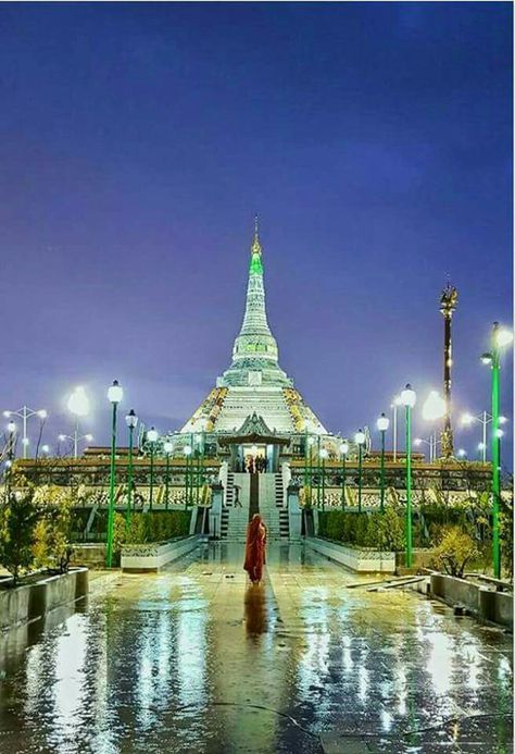 Pagoda made ultimately by emerald stones. Mandalay Pagoda, Myanmar Photo, Mouth Anime Aesthetic, Amarapura, Feeling Photos, Love Feeling Photos, Mandalay Myanmar, Scary Photos, Haha Photos