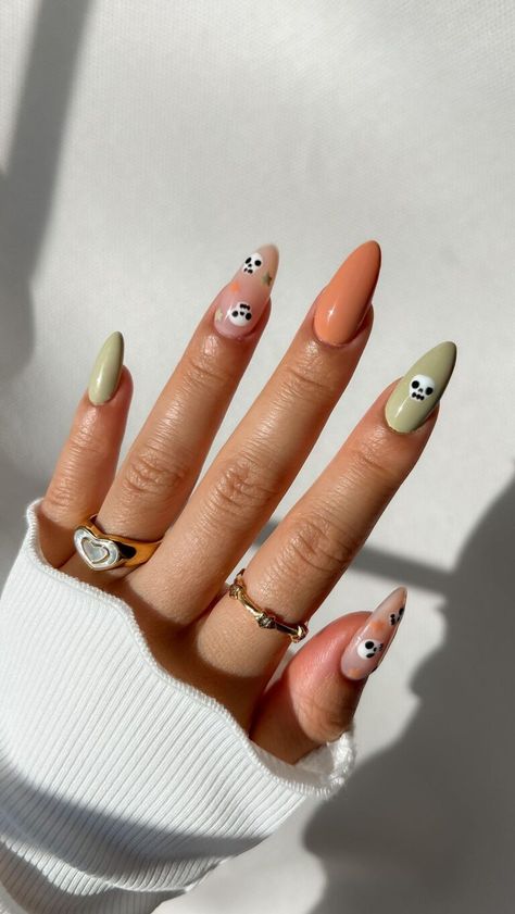 57 Spooky Halloween Nail Designs 2023 - By Taylor Ann Disney Halloween Nails, Nail Art Halloween, Skull Nails, Halloween Nails Easy, Halloween Acrylic Nails, Cute Halloween Nails, Pumpkin Nails, October Nails, Nagel Tips