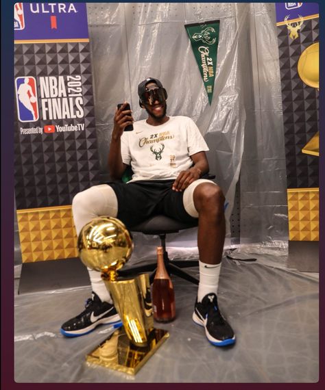 Khris Middleton, Basketball Photography, Nba Pictures, Mlb Players, Nba Champions, National Basketball Association, Milwaukee Bucks, Nba Teams, Nba Finals