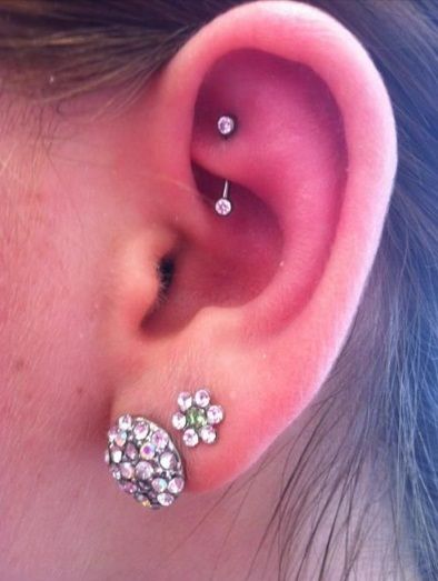 21 Rook Piercing Ideas, Experiences and Piercing Information Types Of Ear Piercings, Cool Piercings, Cute Piercings, Hammered Hoop Earrings, Bar Stud Earrings, Daith Piercing, Body Piercings, Ear Piercing, Cartilage Piercing