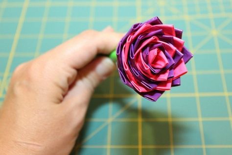 If you are looking for a fun craft for the kids to do this summer, give these a try. Duct Tape Flower Pens, Duct Tape Rose, Duct Tape Flowers, Recycling Crafts, Duct Tape Wallet, Duct Tape Crafts, Craft Flowers, Rose Crafts, Flower Pens