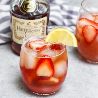 Mixed Drinks Hennessy, Hennessy Mimosa, Hennessy Strawberry Lemonade, Henny Lemonade Recipe, Drinks With Hennessy Recipe, Hennessy Mixed Drinks Recipes, Drinks Made With Hennessy, Mixed Henny Drinks, White Hennessy Cocktails