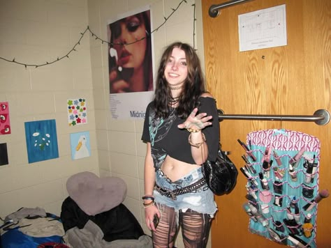 guys i might be kesha Kesha Halloween Costume Diy, Trashy 2010 Aesthetic, Kesha Core Aesthetic, Kesha Aesthetic Outfits, 2010s Party Outfit, Kesha Outfits 2000s, 2010 Grunge Outfits, Kesha Party Aesthetic, Indie Sleaze Outfits 2024