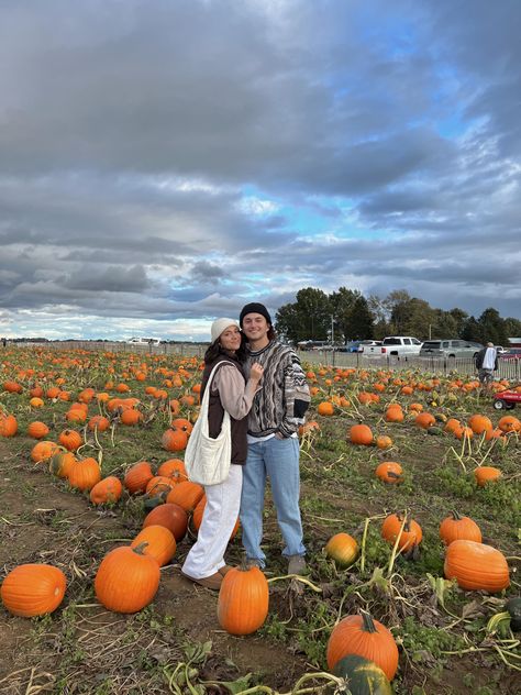 Fall Pictures With Boyfriend Outfits, Pumpkin Patch Couple Aesthetic, Pumpkin Patch Fits Couple, Pumpkin Patch Poses With Boyfriend, Fall Aesthetic With Boyfriend, Fall Instagram Pictures Couples, Pumpkin Patch Date Aesthetic, Couple Outfit Photoshoot, Pumpkin Patch Pics With Boyfriend