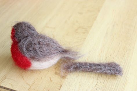 Easy Needle Felting, Felt Robin, Needle Felting Tutorial, Needle Felting Diy, Wool Felt Projects, Needle Felted Christmas, Felted Wool Crafts, Wool Needle Felting, Cat Ball