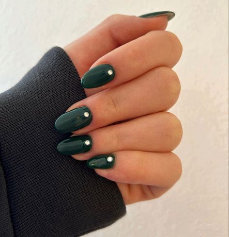 Short Green Nails With Rhinestones, Dark Green Wedding Nails For Bride, Dark Green Nails With Gems, Dark Nails With Gems, Green Nails With Diamonds, Green Diamond Nails, Deep Green Nails Designs, Green Nails With Gems, Green Rhinestone Nails