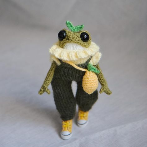 Frog In Sweater, Knitted Frog Pattern, Crochet Leggy Frog Pattern, Frogging In Knitting, Crochet Frog With Clothes, Frog Drawing, Crochet Frog, Thread Art, Frog And Toad