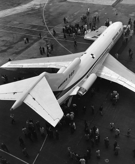 Boeing 727-100 roll out Day. Boeing 727 200, Boeing 707, Boeing 727, Airplane Photography, Boeing Aircraft, Gas Turbine, Passenger Aircraft, Space Museum, Vintage Aviation